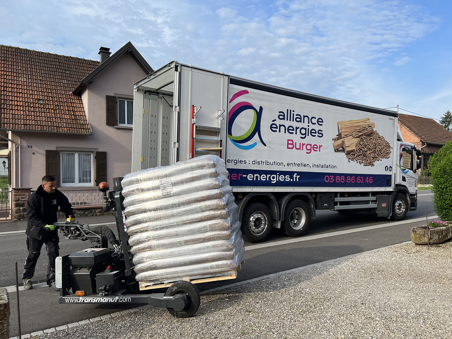 Livraison de palettes de sacs de pellets par camion Burger