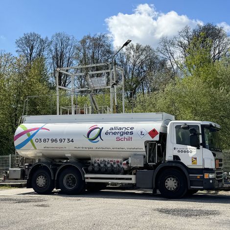 Chargement du camion de livraison de fioul chez Schilt Énergies en Moselle
