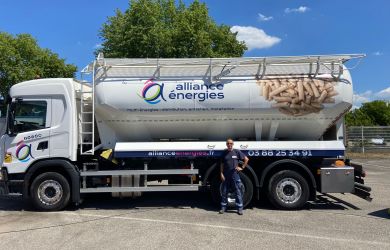 Camion souffleur de distribution de granulés de bois