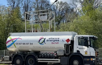 Chargement du camion de livraison de fioul chez Schilt Énergies en Moselle