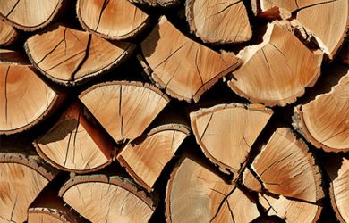 Distribution de bûches de chauffage bois